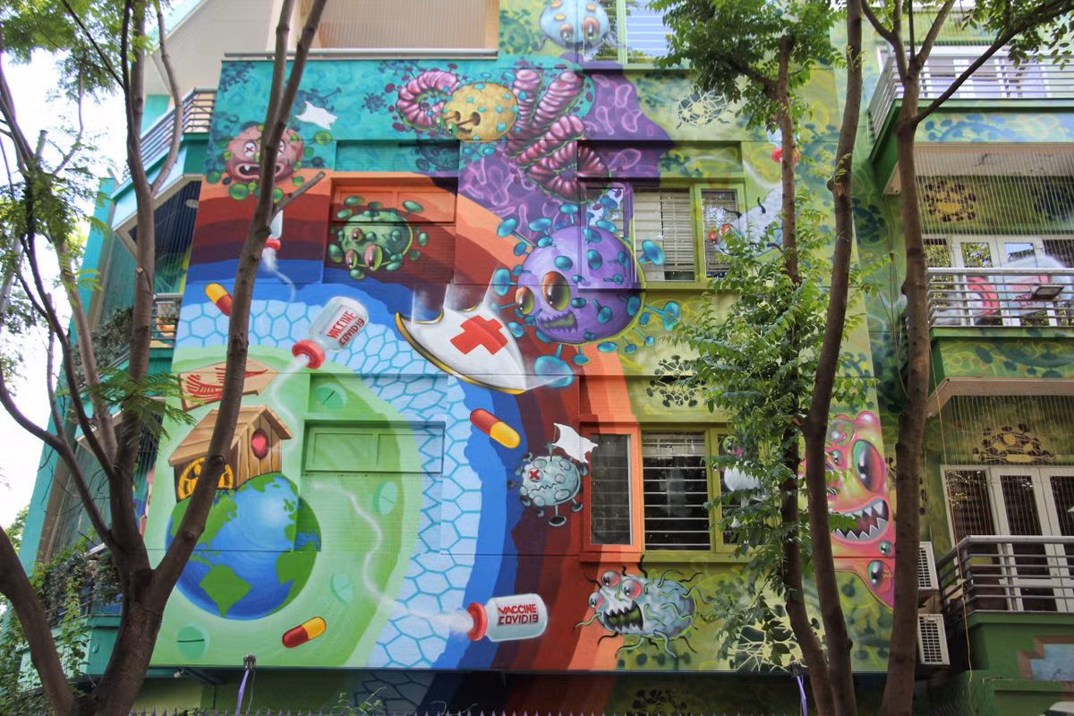 Chỉ cần nhìn qua người xem cũng dễ dàng hình dung được những thông điệp mà bức tranh muốn hướng tới.