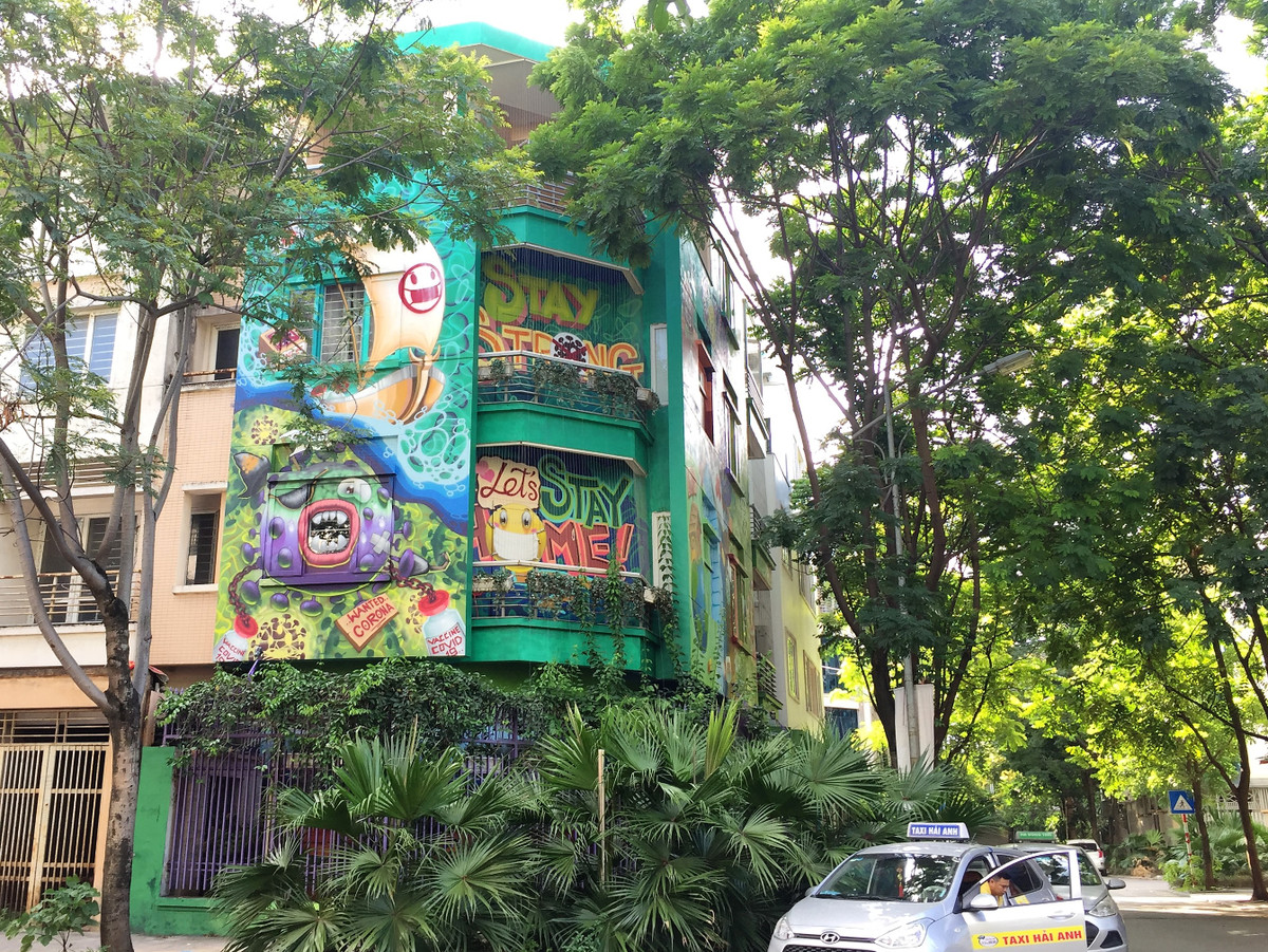 Toàn bộ căn biệt thự được nghệ sĩ Lê Long “hô biến” trong 30 ngày thành một bức tranh tường cực kì ấn tượng và độc đáo với chủ đề phòng chống dịch Covid 19