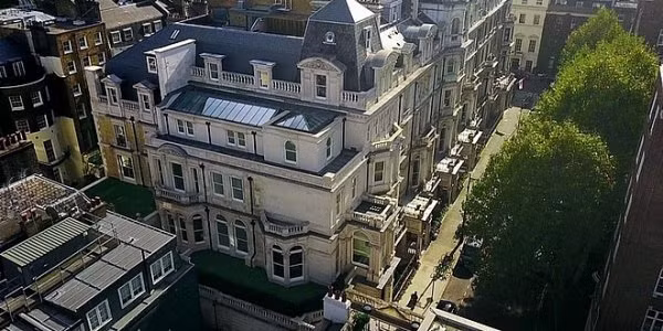 Căn biệt thự thuộc sở hữu của John Caudwell, chủ tập đoàn bán lẻ điện thoại di động Phones 4u nằm tại phố Mayfair - khu vực bất động sản đắt đỏ bậc nhất nước Anh.