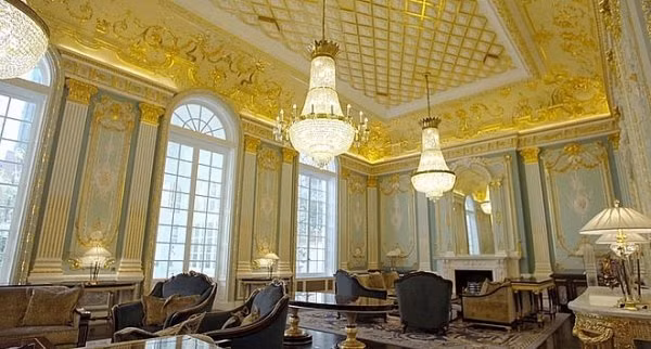 Không chỉ vậy, toàn bộ ngôi biệt thự còn được sử dụng tới 20.000 miếng vàng lá để mạ và ốp các đồ nội thất.