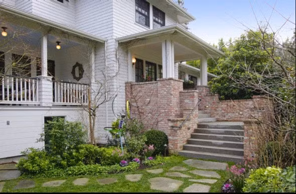 Căn biệt thự của tỷ phú Mark Zuckerberg là một căn nhà thông minh bởi nó sử dụng “trợ lý thông minh nhân tạo tuỳ chỉnh” có tên là Jarvis.