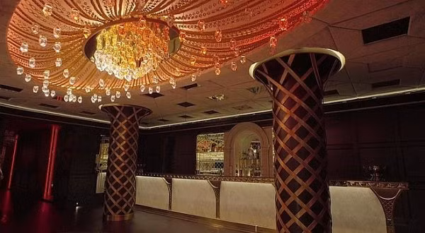 Tỷ phú người Anh mua lại biệt thự này vào năm 2012 với giá 100 triệu USD. Sau đó ông chi thêm 85 triệu USD cho việc sửa chữa và trùng tu lại công trình.