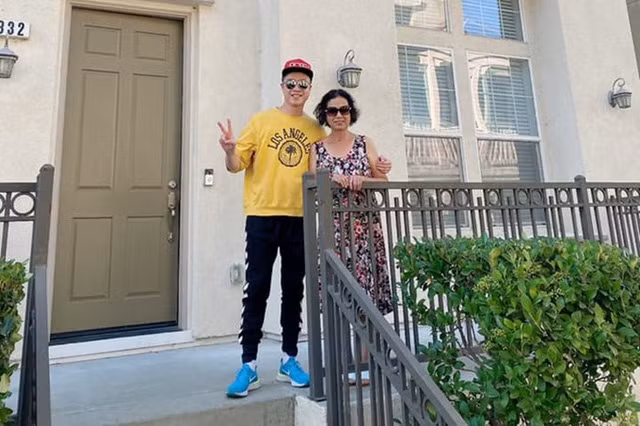 Ngày 11/10/2019, Nhật Tinh Anh cùng mẹ khánh thành ngôi biệt thự mới tại San Jose, bang California, Mỹ. Đây là ngôi nhà nam ca sĩ mua tặng mẹ. Ảnh: Zing.