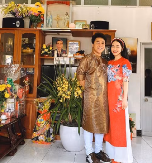 Ngôi nhà 5 tầng to được xây khá khang trang và có vị trí mặt đường.