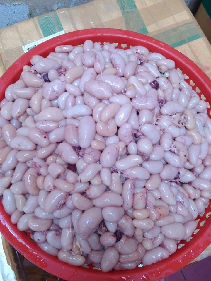 Trước đây, kê chim thường được bán xô với giá khá rẻ, coi như phụ phẩm bán lấy thêm chút tiền. Nhưng vài năm gần đây, kê chim bắt đầu thành hàng hot vì chúng được đồn thổi là món ăn ngon, bổ dưỡng. Ảnh: Lao động.