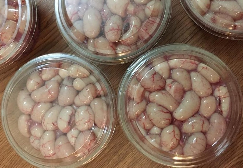 Tương tự, kê chim cút nhỏ bằng đầu ngón tay cũng được mọi người săn mua về ăn tẩm bổ dù giá lên tới 850.000 – 1 triệu đồng/kg. Ảnh: Vietnamnet