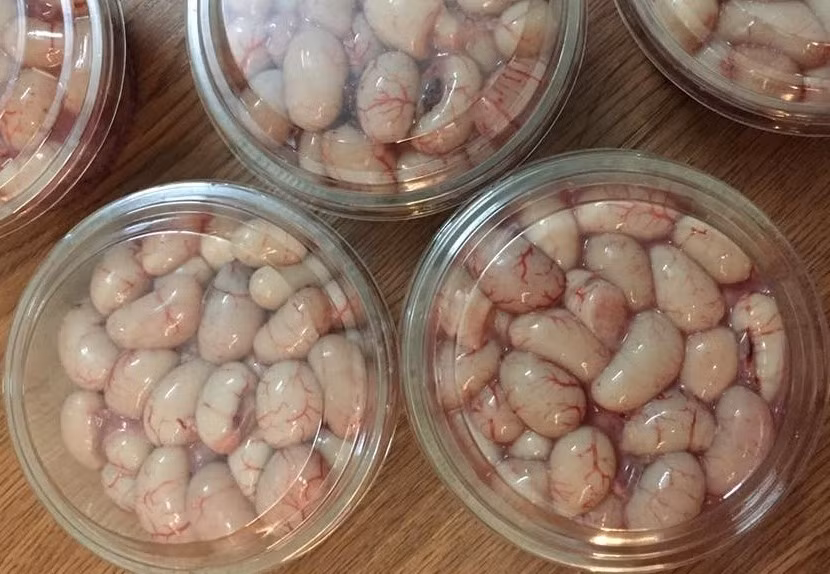 Tương tự, kê chim cút nhỏ bằng đầu ngón tay cũng được mọi người săn mua về ăn tẩm bổ dù giá lên tới 850.000 – 1 triệu đồng/kg. Ảnh: Vietnamnet