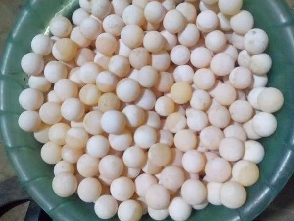 Trứng baba tròn như hòn bi ve, nhỏ hơn trứng chim cút, màu trắng vàng, giá từ 4.000 - 5.000 đồng/quả. Ảnh: Vietnamnet.