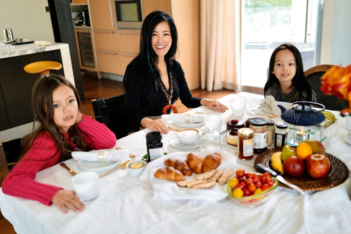 Trước khi có lệnh hạn chế ra nước ngoài, giãn cách xã lội, diva Hồng Nhung đã đưa hai con Tôm và Tép sang Mỹ. Hiện, mẹ con nữ ca sĩ đang sống tại biệt thự riêng ở xứ sở cờ hoa. Ảnh: Zing.