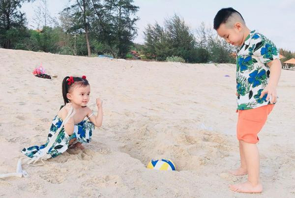 Tại đây, hai con của Vy Oanh có nhiều thời gian để vui chơi ở bãi biển riêng. Ảnh: Zing.