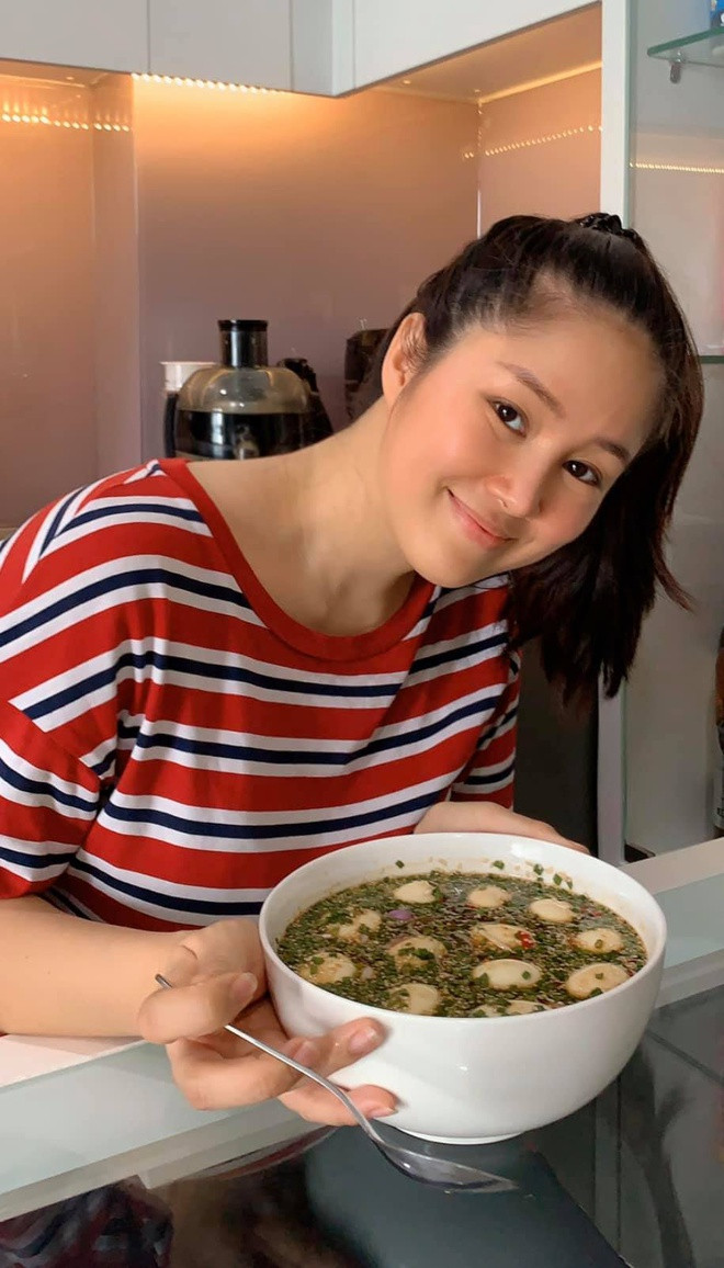 Kể từ khi có lệnh hạn chế ra đường, nữ diễn viên Lê Phương có nhiều thời gian để nấu nướng, chăm sóc gia đình hơn. Ảnh: Zing.