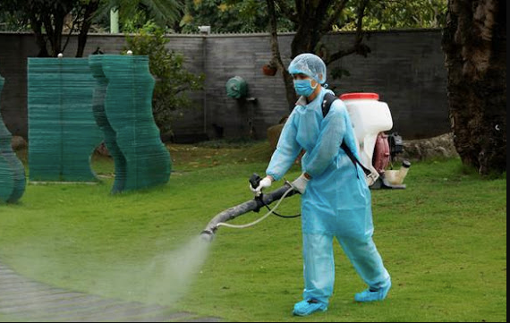 Nhân viên y tế phun khử khuẩn trong khuôn viên biệt thự gia đình bệnh nhân nhiễm covid-19. Ảnh: Thanh niên.