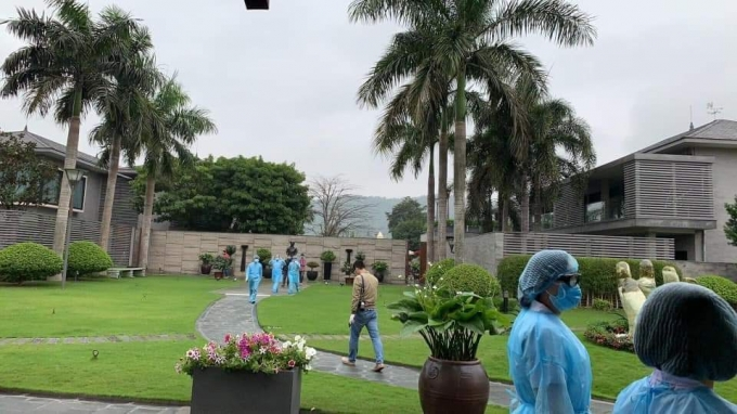 Bên trong khuôn viên nhà có khoảng sân cỏ xanh xanh mướt. Ảnh: Nông nghiệp.