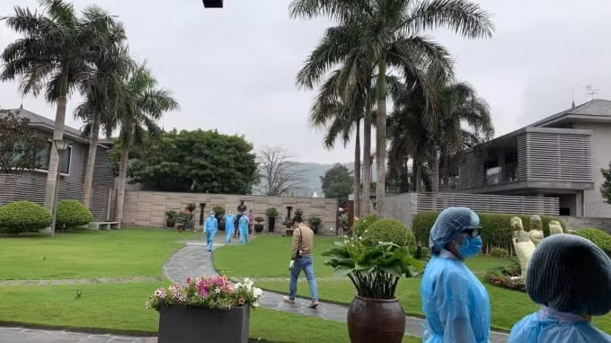 Bên trong khuôn viên nhà có khoảng sân cỏ xanh xanh mướt. Ảnh: Nông nghiệp.