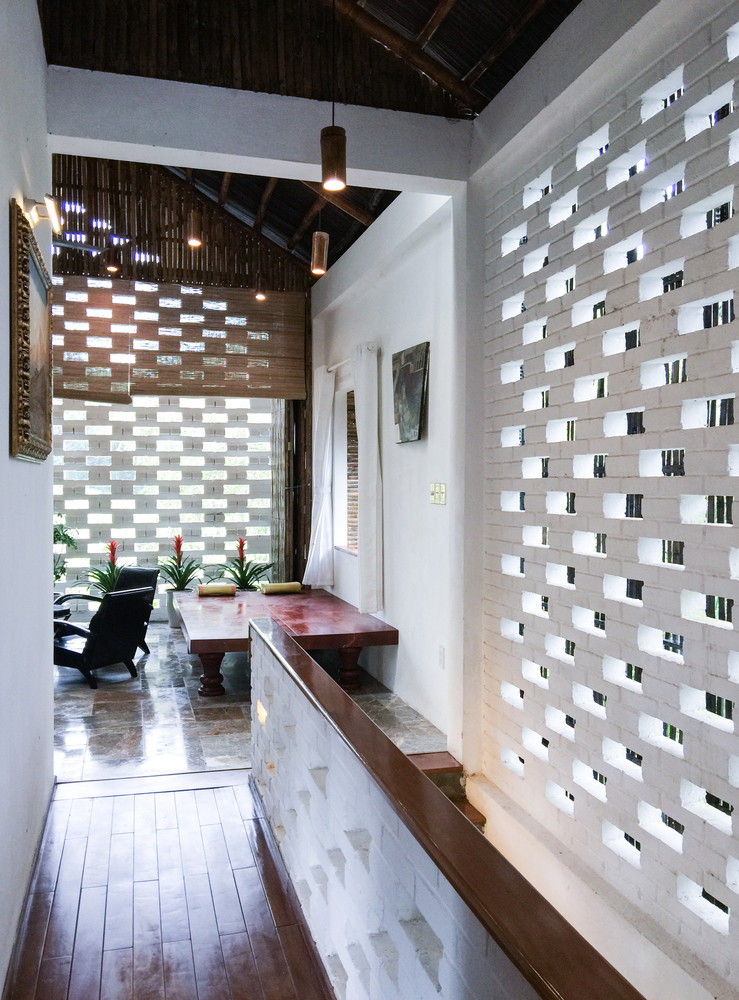 Không dùng điều hòa, nhà đón gió tự nhiên qua các không gian mở với những ô cửa được bố trí hợp lý.