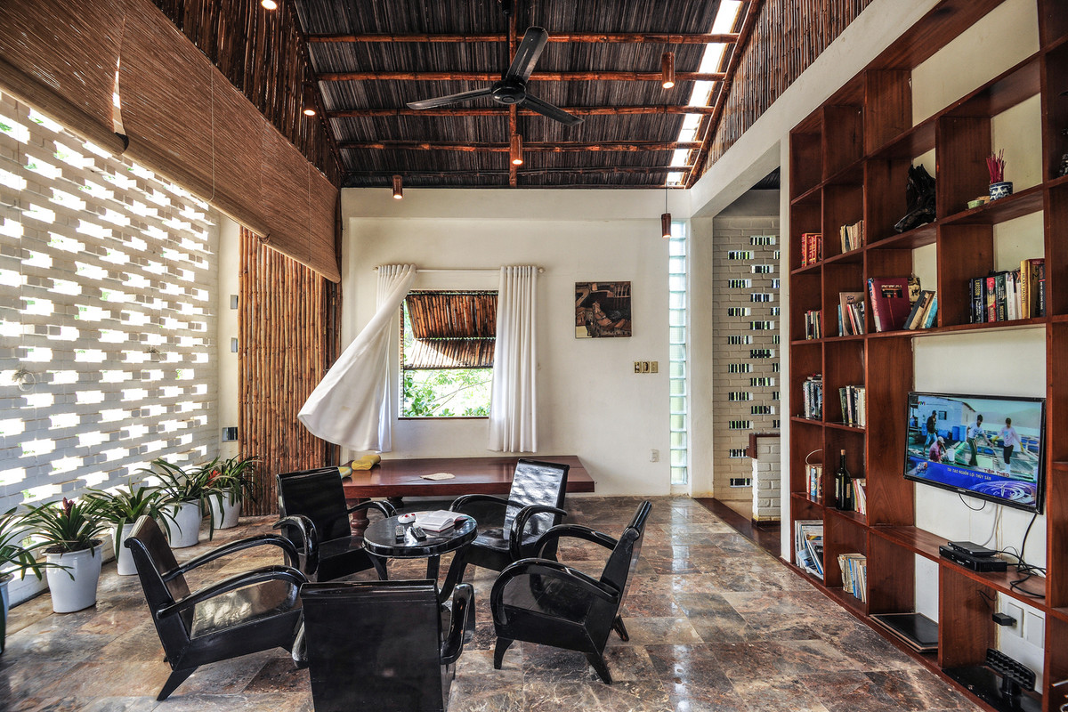 Tầng 2 là không gian phòng khách và 2 phòng ngủ.