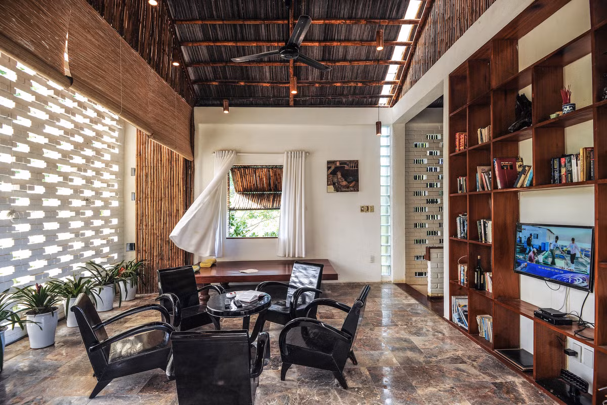 Tầng 2 là không gian phòng khách và 2 phòng ngủ.