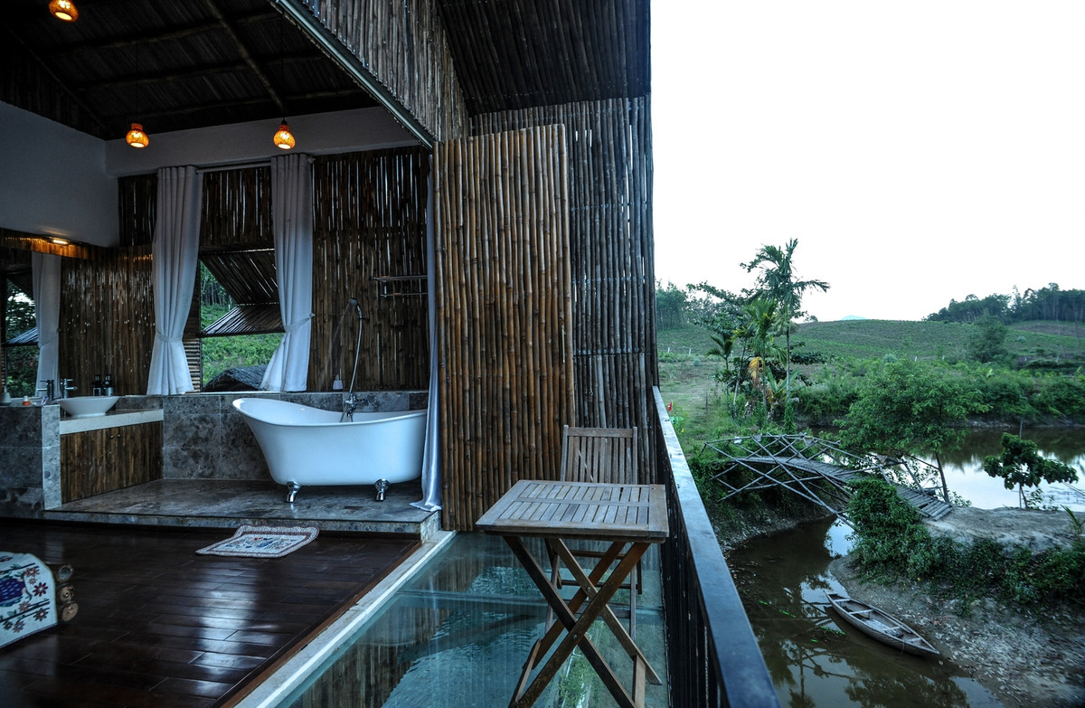 Sàn ban công làm bằng kính cường lực, tạo cảm giác lạ khi nhìn từ trên xuống, giống như nổi giữa hồ nước. Nguồn ảnh: Archdaily. Video: Biến nhà cũ 25m2 thành căn hộ đáng sống. Nguồn: VTC1