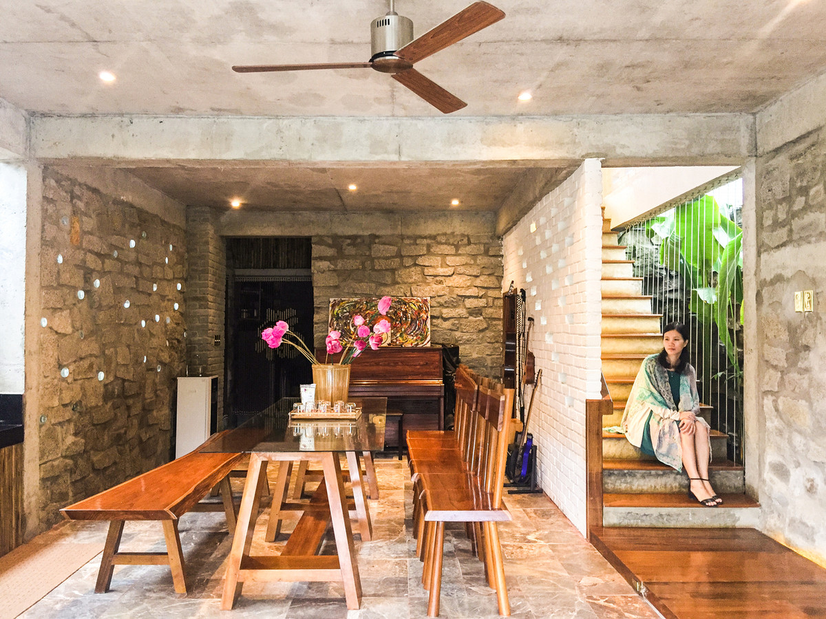 Tầng trệt bao gồm hầm rượu, phòng xông hơi và nhà bếp với bàn ăn nhìn ra hồ bơi.