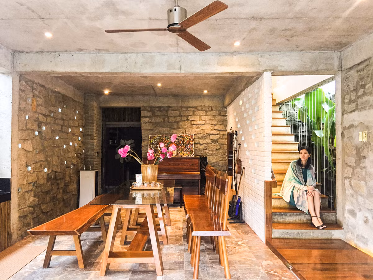 Tầng trệt bao gồm hầm rượu, phòng xông hơi và nhà bếp với bàn ăn nhìn ra hồ bơi.