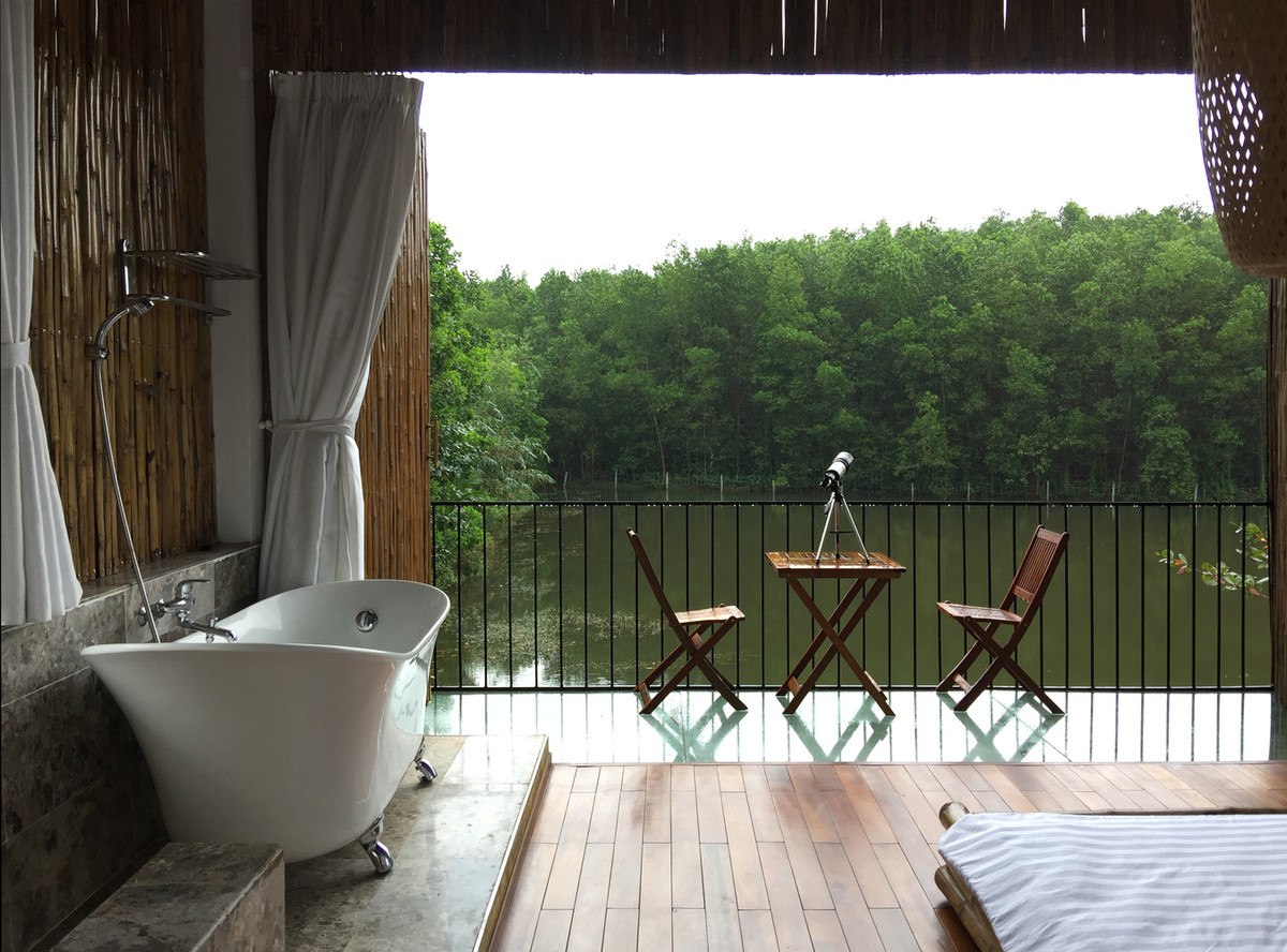 Phòng ngủ chính có mặt tiền mở hoàn toàn, tiếp xúc trực tiếp với thiên nhiên.