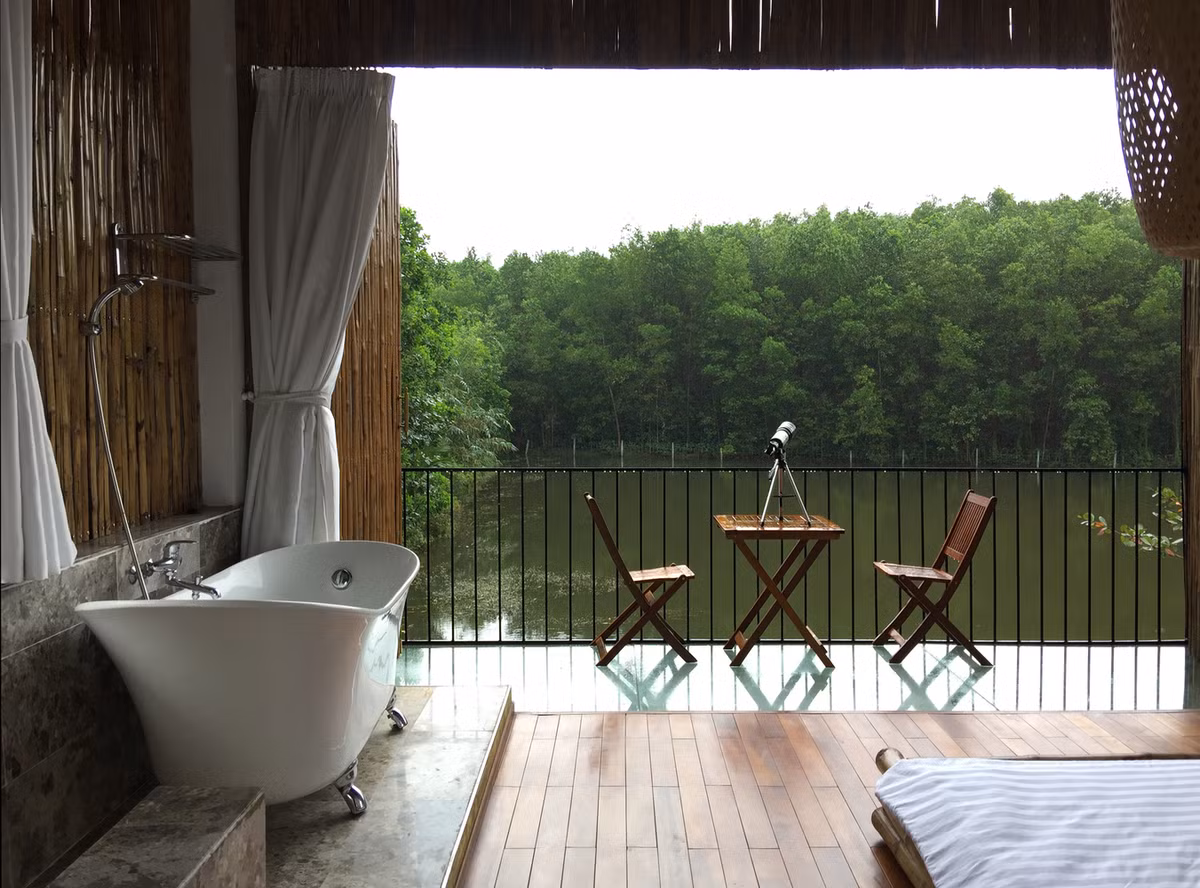 Phòng ngủ chính có mặt tiền mở hoàn toàn, tiếp xúc trực tiếp với thiên nhiên.