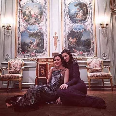 Kyra Kenedy là một trong những người thừa kế dòng họ Kenedy danh tiếng của Mỹ. Trên trang cá nhân, Kyra Kenedy thường xuyên đăng tải các bức hình về những tư dinh xa hoa, cũng như cuộc sống thượng lưu của mình.