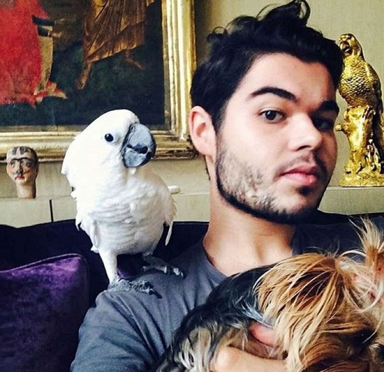 Cuộc sống vương giả của cậu ấm Robert Cavalli không chỉ gắn liền với các món đồ hàng hiệu mà luôn có chân dài nóng bỏng theo gót.