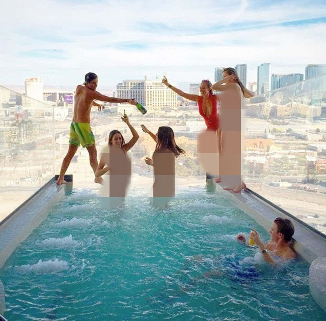 Để tổ chức bữa tiệc bể bơi cho thật đúng chất, đôi khi hội con nhà giàu Mỹ phải bay nửa vòng trái đất để đến với Dubai - vùng đất của những thứ xa xỉ nhất thế giới. Nguồn ảnh: Instagram. Video: Thiếu gia Sài Gòn khoe quà tốt nghiệp Ferrari. Nguồn: VTC1