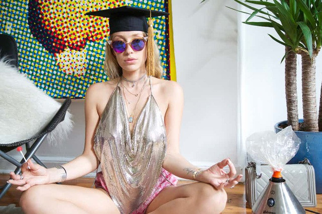 Nổi bật trong hội con nhà giàu New York, Gaia Matisse thường xuyên chia sẻ cuộc sống thượng lưu của mình bằng gu ăn mặc sành điệu và bộ sưu tập đồ hiệu đắt đỏ.