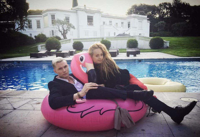 Tiểu thư Paris Hilton và cậu em trai Barron sở hữu một lối sống rất thời thượng. Họ cũng luôn dẫn đầu trong hội con nhà giàu ở Mỹ về sự nổi tiếng cũng như độ “chơi” của mình. Bức ảnh trên được chụp trong kỳ nghỉ dưỡng của hai chị em tại một trong những biệt thự hạng sang của nhà Hilton ở thành phố Cannes, Pháp.