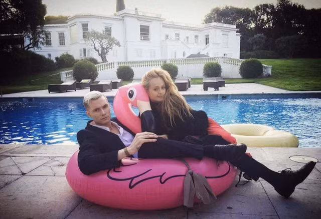 Tiểu thư Paris Hilton và cậu em trai Barron sở hữu một lối sống rất thời thượng. Họ cũng luôn dẫn đầu trong hội con nhà giàu ở Mỹ về sự nổi tiếng cũng như độ “chơi” của mình. Bức ảnh trên được chụp trong kỳ nghỉ dưỡng của hai chị em tại một trong những biệt thự hạng sang của nhà Hilton ở thành phố Cannes, Pháp.