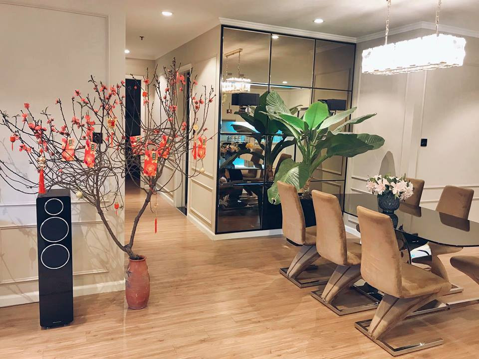 Mạnh Trường còn trang trí thêm cây xanh và đèn chùm. Ảnh: Vietnamnet.