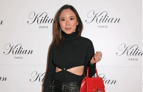 Tốt nghiệp ngành khoa học chính trị tại Đại học King (London, Anh), chị gái bệnh nhân Covid-19 số 17 làm việc tại tập đoàn LVMH - "ông lớn" nắm giữ hầu như tất cả thương hiệu thời trang xa xỉ trên thế giới.