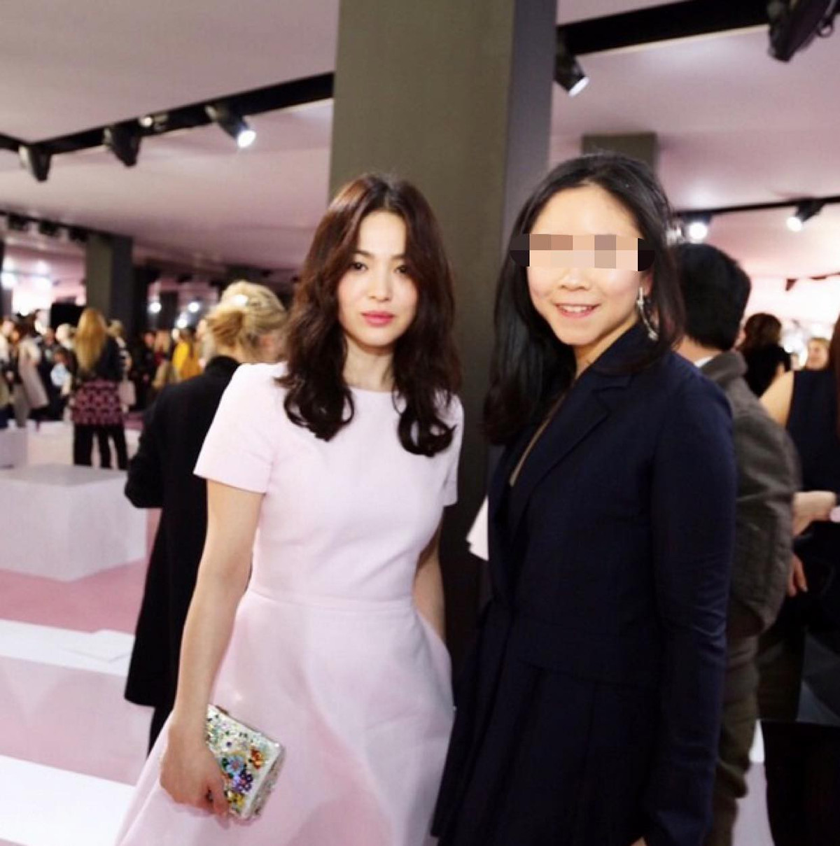 Tại một show thời trang của Dior, Nga Nguyễn chụp ảnh cùng nữ diễn viên nổi tiếng Hàn Quốc Song Hey Kyo.