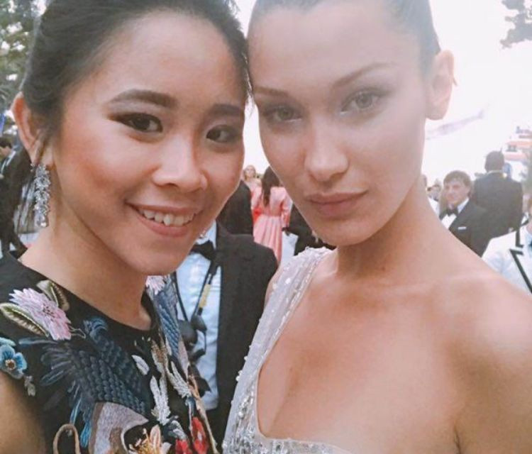 Làm việc trong ngành thời trang, Nga Nguyễn có cơ hội gặp gỡ và chụp ảnh cùng nhiều tên tuổi hàng đầu thế giới như Naomi Campbell, Anna Dello Russo, Jonathan Newhouse hay Song Hye Kyo, Phạm Băng Băng...