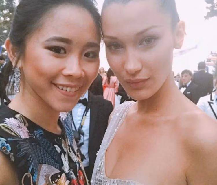 Làm việc trong ngành thời trang, Nga Nguyễn có cơ hội gặp gỡ và chụp ảnh cùng nhiều tên tuổi hàng đầu thế giới như Naomi Campbell, Anna Dello Russo, Jonathan Newhouse hay Song Hye Kyo, Phạm Băng Băng...