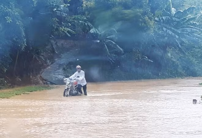 Mực nước tại Lào Cai đang tiếp tục lên và đạt đỉnh ở mức báo động 1 vào trưa nay (4/7), sau đó xuống chậm. Các ngày 4-5/7, các sông suối khu vực Bắc Bộ sẽ xuất hiện một đợt lũ với biên độ lũ lên ở thượng lưu 1-2 m, hạ lưu 0,5-1 m. Mực nước đỉnh lũ trên các sông dưới báo động 1, riêng đỉnh lũ thượng lưu sông Thao (sông Hồng) ở mức báo động 1.