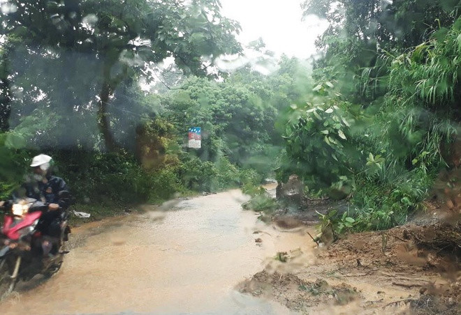 Do ảnh hưởng của vùng hội tụ gió phát triển đến mực 5.000 m vẫn còn duy trì nên từ nay đến hết đêm mai (5/7), Bắc Bộ tiếp tục mưa rào và dông, cục bộ có mưa lớn. Riêng vùng núi Bắc Bộ có nơi mưa rất to với lượng phổ biến 40-80 mm/ngày. Các tỉnh Điện Biên, Lai Châu, Sơn La, Lào Cai, Yên Bái, Hà Giang, Tuyên Quang có nơi trên 120 mm/ngày.