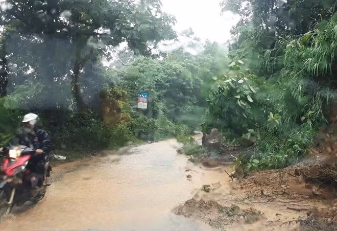 Do ảnh hưởng của vùng hội tụ gió phát triển đến mực 5.000 m vẫn còn duy trì nên từ nay đến hết đêm mai (5/7), Bắc Bộ tiếp tục mưa rào và dông, cục bộ có mưa lớn. Riêng vùng núi Bắc Bộ có nơi mưa rất to với lượng phổ biến 40-80 mm/ngày. Các tỉnh Điện Biên, Lai Châu, Sơn La, Lào Cai, Yên Bái, Hà Giang, Tuyên Quang có nơi trên 120 mm/ngày.