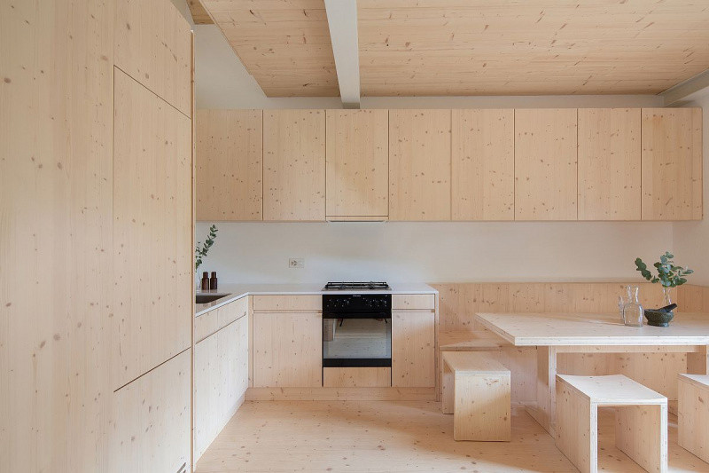 Nhà bếp hiện đại sinh động hơn nhờ những chậu cảnh nhỏ xinh, xanh mướt.