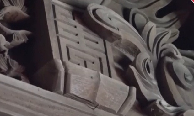 Qua 4 thế kỷ, căn nhà vẫn còn nguyên vẹn bởi cụ tổ đã chắt lọc những cây lim tốt nhất để xây dựng. Ảnh: Vietnamnet.