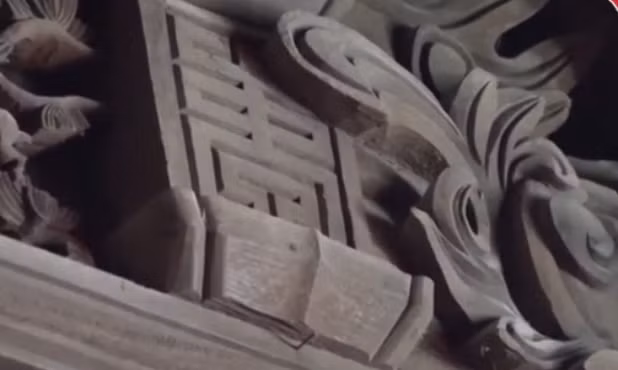 Qua 4 thế kỷ, căn nhà vẫn còn nguyên vẹn bởi cụ tổ đã chắt lọc những cây lim tốt nhất để xây dựng. Ảnh: Vietnamnet.