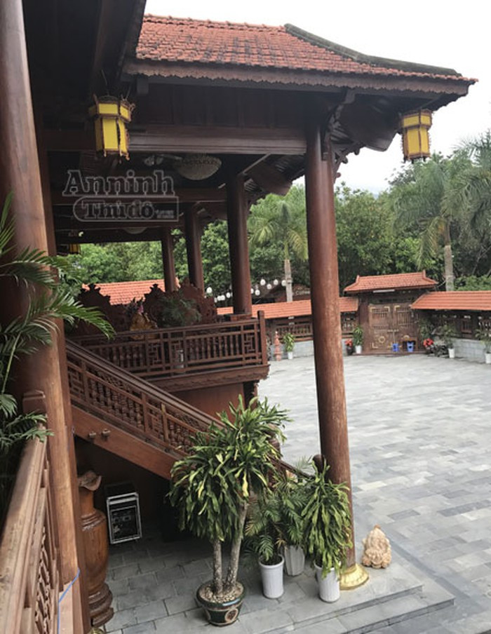 Nhà sàn 2 tầng nằm trong khuôn viên riêng biệt rộng 2000m2 và được làm từ 500m3 gỗ lim lõi. Ảnh: Anninhthudo.