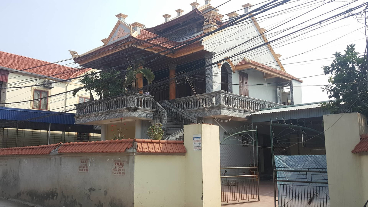 Ngôi nhà của ông Nguyễn Văn Ca (xã Thủy Triều, Thủy Nguyên, Hải Phòng) lấy ý tưởng từ kiến trúc cung đình Huế. Tầng 1 xây bê tông dùng làm nơi sinh hoạt cho gia đình, tầng 2 (dựng bằng gỗ lim) có 3 gian với 4 cột trụ, 3 cửa chính. Đây là nơi gia chủ thờ cúng, tiếp khách quý. Ảnh: Vietnamnet.