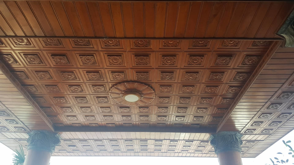 Trần hiên nhà được ốp hoàn toàn bằng gỗ. Ảnh: Vietnamnet.