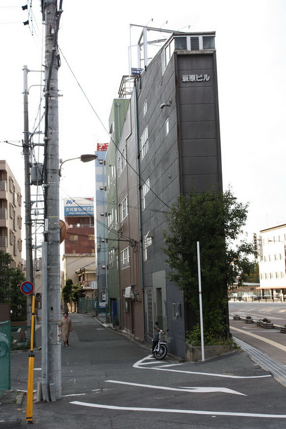 Một trong những tòa nhà siêu mỏng trên thế giới ở thành phố Nara (Nhật Bản).