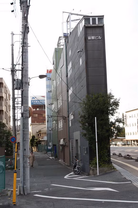 Một trong những tòa nhà siêu mỏng trên thế giới ở thành phố Nara (Nhật Bản).