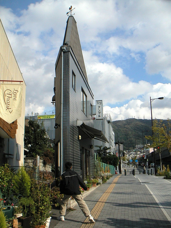 Tòa nhà Pancake hay nhà Kamenori nằm ở thành phố Osaka, Nhật Bản.