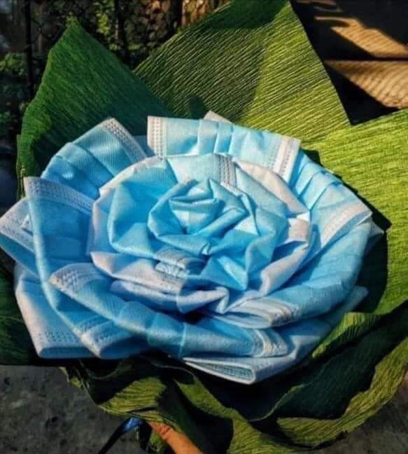 Bông hoa được kết từ khẩu trang khéo léo.
